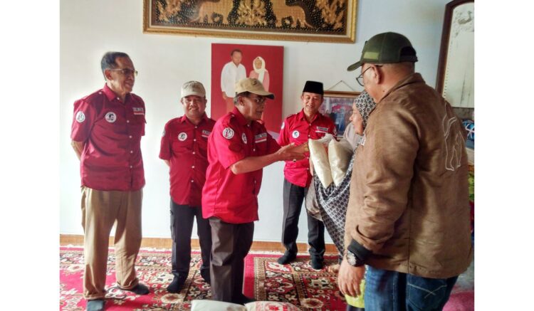Relawan PAKSA bakal Serahkan Bantuan 2 Ton Beras tiap Minggu di Kabupaten Limapuluh Kota 1 SERAHKAN BERAS—Tim Relawan Paksa serahkan bantuan beras kepada masyarakat nagari Koto Tinggi.