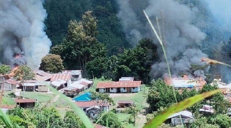 Tokoh TNI Ungkap 3 Kelompok KKB di Papua 1 BAKAR—KKB pimpinan Lamek Tablo melakukan pembakaran sejumlah fasilitas umum di Kiwirok, Kabupaten Pegunungan Bintang, Papua, pekan lalu.
