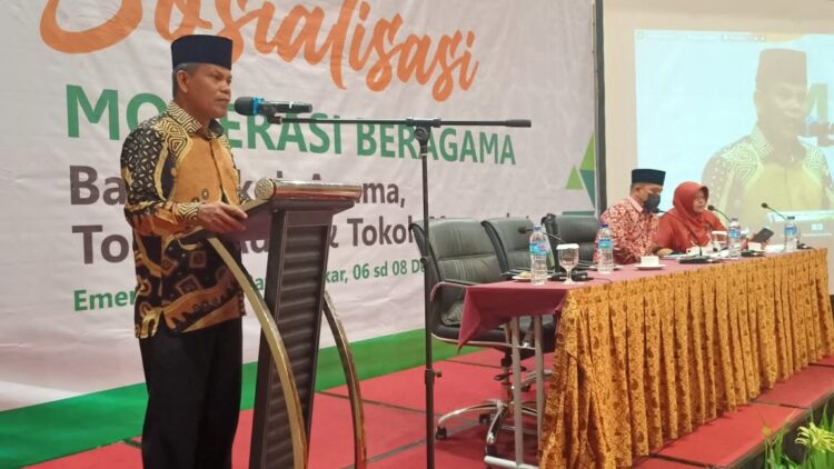 Ka Kanwil Kemenag Sumbar Tutup FKUB 1 Ka Kanwil Kemenag Sumbar diwakili Kasubbag Ortala KUB Fauqa Nuri Ichsan tutup Sosialisasi Moderasi Beragama bagi Tokoh Agama, Tokoh Adat, Forum Kerukunan Umat Beragama (FKUB) Sumbar dan ASN dilingkungan Kanwil Kemenag Sumbar di Emersia Hotel, Rabu (8/12).