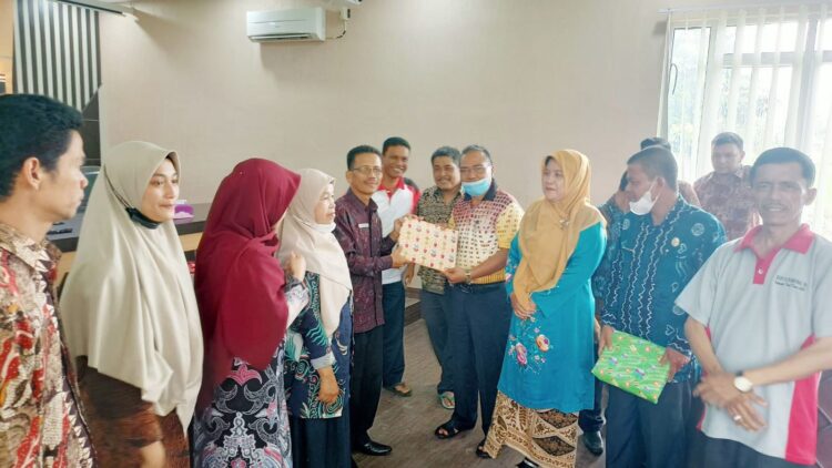 SERAHKAN KENANG-KENANGAN—Kakankemenag H Syahrul serahkan kenang-kenangan pada Kabag Humas Kemenag Tanahdatar Yonadri.