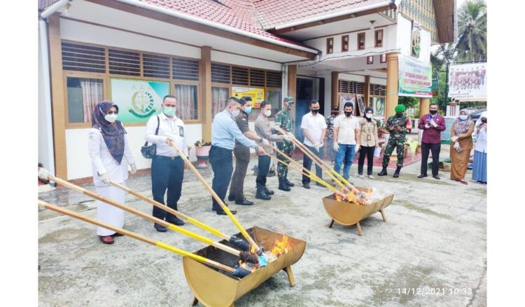 MUSNAHKAN BB— Kacabjari Suliki musnahkan BB Tindak Pidana Umum dengan cara membakar.