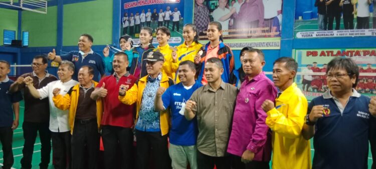 FOTO BERSAMA— Kadispora Padang Mursalim dan Manajer Kuranji Syahrul Fadli dan Manajer Bulutangkis Erianto Mahmuda foto bersama atlet bulutangkis Kuranji juara umum cabang bulutangkis Porkota 2021.