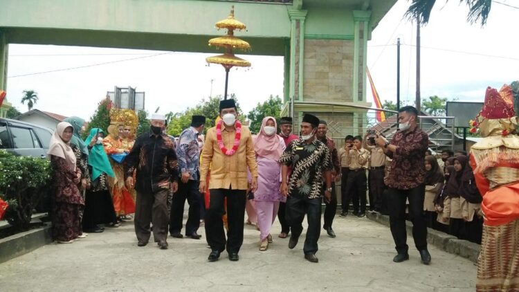 PENYAMBUTAN —Kanwil Kemenag Sumbar H Helmi disambut saat kunjungi MTsN 2 Payakumbuh, Sabtu (4/12).