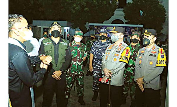 KUNJUNGI GEREJA—Kapolda Sumbar, Irjen Teddy Minahasa Putra didampingi Wakil Gubernur, Audy Joinaldy dan unsur Forkopimda saat mengunjungi salah satu gereja saat Malam Misa Natal 2021.