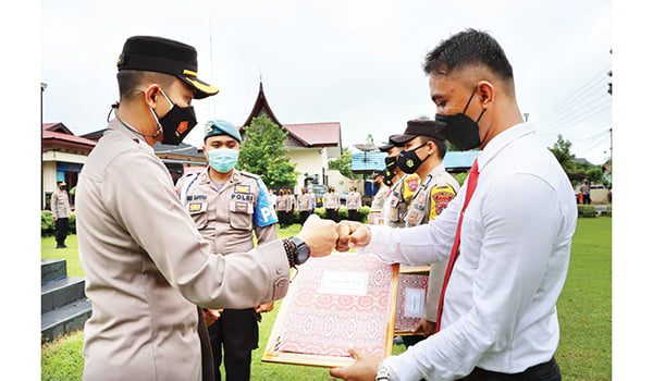 REWARD— Kapolres Agam AKBP Dwi Nur Setiawan menyerahkan reward kepada personel Polri dan tenaga media yang berdedikasi dalam dalam menjalankan tugasnya.