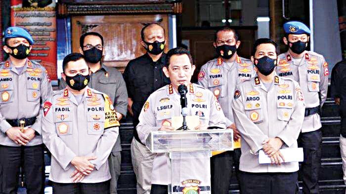 KETERANGAN— Kapolri Jenderal Listyo Sigit Prabowo sat memberikan keterangan kepada wartawan.