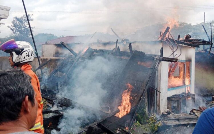 Dipicu Kompor Meledak, 4 Bangunan Ludes Terbakar di Kabupaten Tanahdatar 1 KEBAKARAN— Petugas Damkar melakukan penyemprotan air untuk memadamkan api yang membakar empat bangunan di Jorong Turawan, Nagari III Koto, Kecamatan Rambatan.