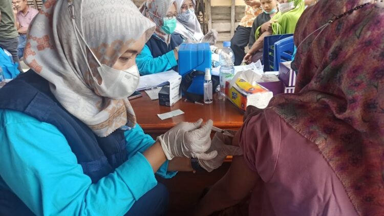 IBI Limapuluh Kota Targetkan 1.100 Warga Divaksin 1 VAKSINASI— Seorang warga sedang disuntik vaksin dalam kegiatan Vaksinasi IBI di Pasar Sarilamak, Harau.