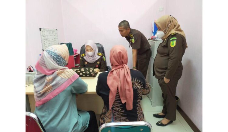 Lakukan Pinjaman Fiktif, Manajer Koperasi KSPPS Pauh Jadi Tersangka 1 PEMERIKSAAN— Tersangka berinisial EO yang diduga melakukan tindak pidana korupsi pinjaman fiktif pada Koperasi Simpan Pinjaman Pembiayaan Syariah (KSPPS) di Kelurahan Koto Lua, Kecamatan Pauh Kota Padang saat melakukan pemeriksaan yang didampingi oleh pengacaranya.