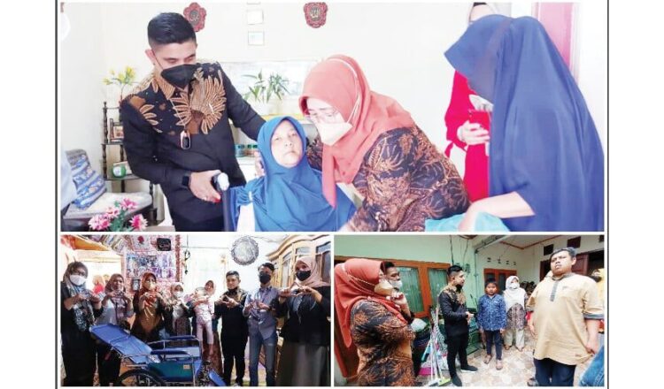 Kemensos Salurkan Bantuan Atensi Berbasis Keluarga di Bukittinggi 1 SALURKAN BANTUAN— Kemensos RI bersama Ketua DPRD Kota Bukittinggi Benni Yusrial, menyerahkan bantuan atensi berbasis keluarga di Bukittinggi, Sabtu (4/12).