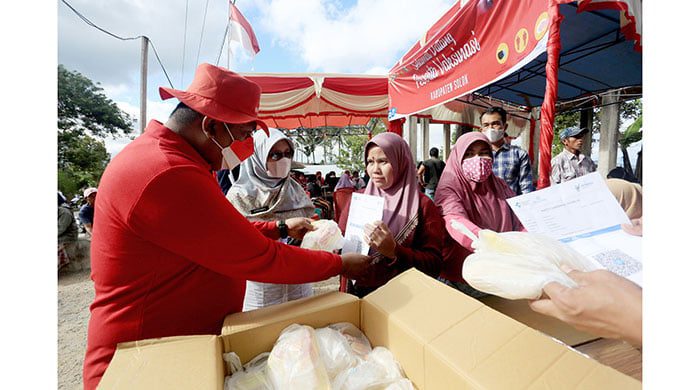 SEMBAKO—Kepala Binda Sumbar serahkan Sembako kepada warga Nagari Koto Laweh, Kecamatan Lembang Jaya, Kabupaten Solok yang telah mengikuti vaksin, Rabu (1/12).