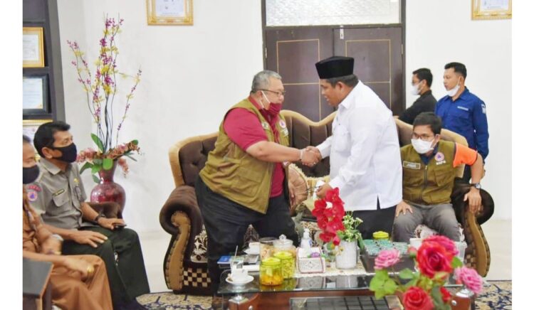 Kerusakan Bencana di Padangpariaman Butuh Dukungan Pusat 1 SALAM—Bupati Padangpariaman Suhatri Bur salaman dengan pihak BNPB RI saat pertemuan, kemarin.