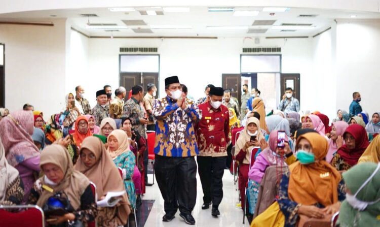 DISAMBUT—Kedatangan Suhatri Bur disambut para peserta kegiatan dengan riuh.