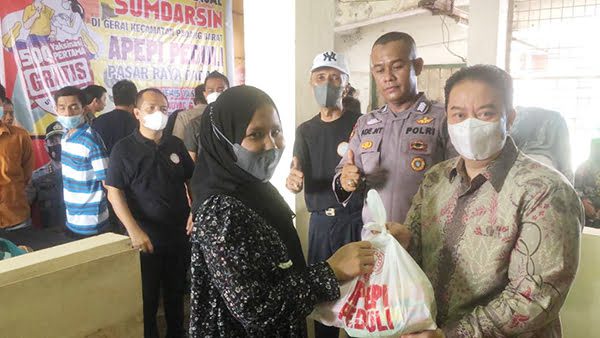 Berikan Rasa Aman dan Nyaman kepada Pengunjung Pasar, APEPI Padang Gelar Vaksinasi 1 BANTUAN SEMBAKO — Ketua APEPI Padang H. Havid DT. Rangkayo Basa memberikan bantuan sembako kepada salah seorang peserta vaksin di kegiatan Peduli APEPI.