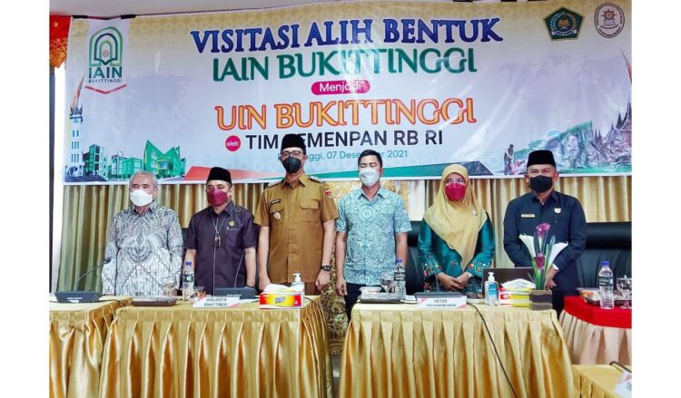 Peralihan Status IAIN jadi UIN Didukung Ketua DPRD Kabupaten Agam 1 Ketua DPRD Kabupaten Agam Dr Novi Irwan mendukung penuh peralihan status Institut Agama Islam Negeri (IAIN) Bukittinggi menjadi Universitas Islam Negeri (UIN) Syekh Djamil Djambek Bukittinggi-Agam.