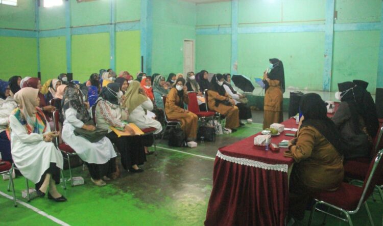 SOSIALISASI— Terlihat upaya  percepatan vaksinasi yang dilakukan Ketua GOW Ny. Patty mensosialisasikan  ke kader di Kecamatan X Koto.