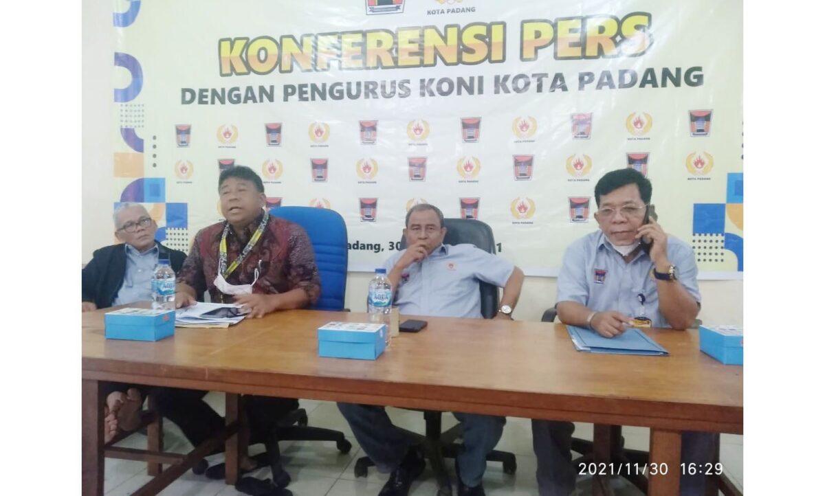 Ketua KONI Padang Yusra Syarif bersama Sekum Syauqi beri keterangan pers soal helat Porkota yang dilaksanakan medio Desember mendatang