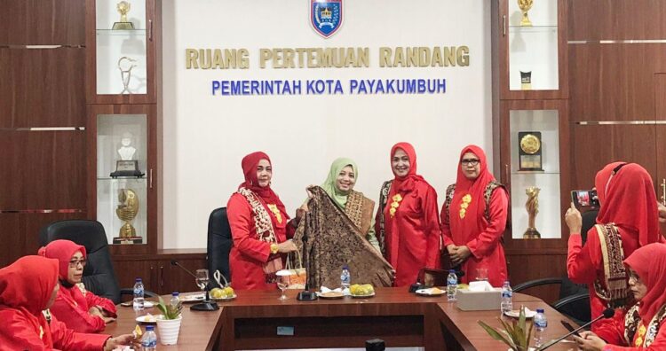 SERAHKAN CENDERA MATA —IPM Bukitinggi menyerahkan cendra mata kepada Heni Riza Falepi.