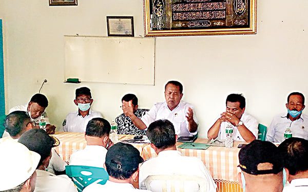 BERI RAHAN— Ketua koperbam Chandra didampingi Sekretaris Nursal Uce M, SH, Bendahara Usman Z, Ketua BP Paiman dan anggota Sandi Ardi Wae, Samuri memberikan arahan.