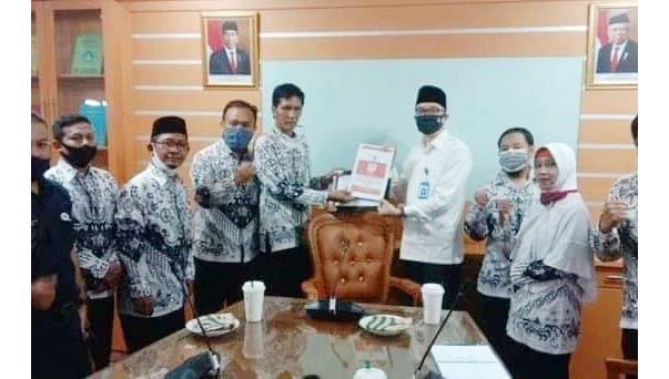 Desak Tunda Pengumuman Kelulusan PPPK Guru Tahap II, Ketum Honorer Sebut Nama Jokowi dan Nadiem 1 Ketum DPP FHNK2I Raden Sutopo Yuwono saat menyerahkan dokumen kepada Dirjen GTK Kemendikbudristek Iwan Syahril beberapa waktu lalu.