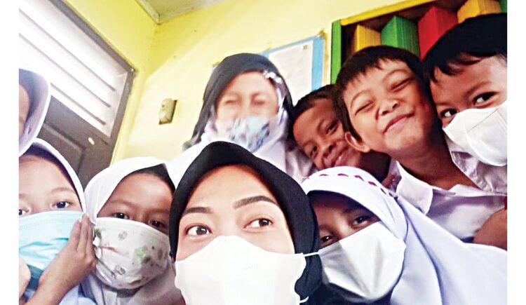 BERSAMA—Ketua Umum (Ketum) FGHNLPSI Heti Kustrianingsih bersama murid-muridnya.