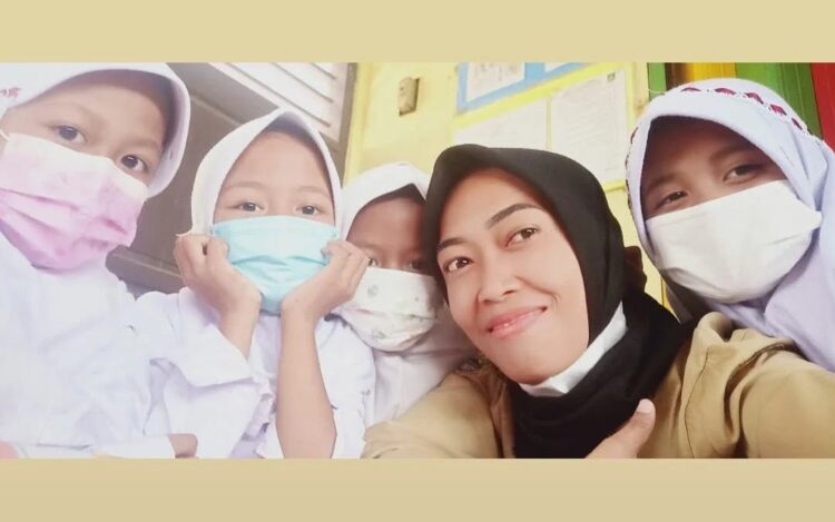 BERSAMA—Ketum FGHNLPSI dan perwakilan FGHNI Heti Kustrianingsih bersama murid-muridnya.