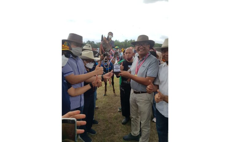 SERAHKAN PIALA— Wako Padangpanjang Fadli Amran menyerahkan piala kepada Wali Kota Payakumbuh H.Riza Falepi