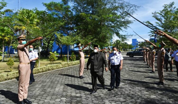 Bupati Padangpariaman Suhatri Bur, kemarin, berikan kuliah umum di Poltekpel Sumatra Barat. Kegiatan tersebut dalam rangka pembekalan dan pemahaman jiwa kepemimpinan.