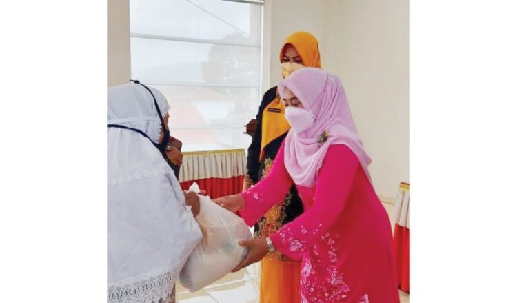 SALURKAN— Ketua LKKS Kabupaten Agam Ny Yenni Andri Warman menyalurkan bantuan Sembako kepada warga kurang mampu di dua kecamatan.