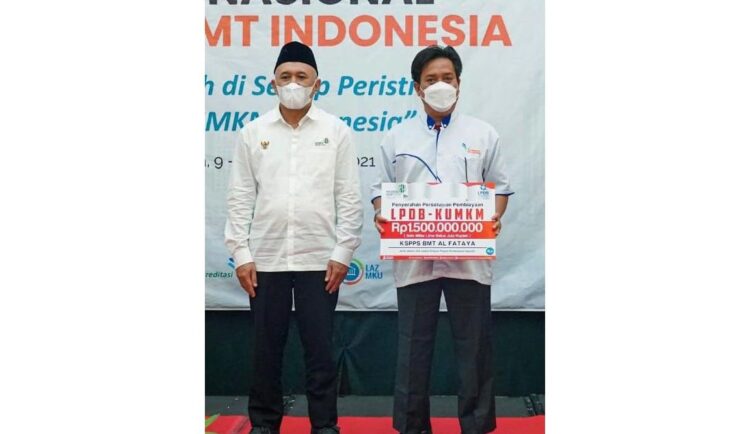 SALURKAN—LPDB Kemenkop dan UMKM Salurkan Dana Bergulir kepada BMT Al Fataya.