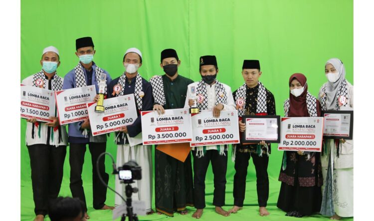 F-PKS DPRD Sumbar Sukses Gelar Lomba Baca Kitab Kuning 1 LOMBA KITAB KUNING— Para pemenang dalam Lomba Baca Kitab Kuning (LBKK) ke-V yang digelar F-PKS DPRD Sumbar berfoto bersama.