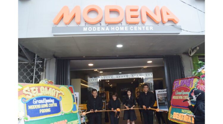 Tutup Tahun 2021, Modena Home Center Hadir di Padang 1 PENGGUNTINGAN PITA — Prosesi penguntingan pita dilakukan Novi Hariyanti (VP of Business Development MODENA), Hanggara Yulia Putra (National Branch Business Development MODENA Indonesia), Sherly Sunarli (Owner MODENA Home Center Padang) sebagai tanda dibukanya MODENA Home Center Padang, Rabu (15/12).