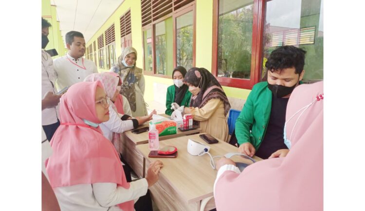 TURUN--Sejumlah  Mahasiswa Fakultas  Farmasi Unand Padang turun ke tengah tengah masyarakat di SMKN 1 Gunung Talang Kabupaten Solok.