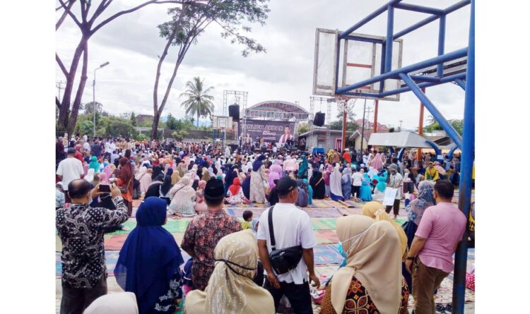 TAUSYIAH UAS—Masyarakat tumpah ruah menghadiri tausyiah Ustad Abdul Somad, Kamis (16/12).