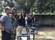 Dandim 0310/SS Latih Kemampuan Wartawan Menembak