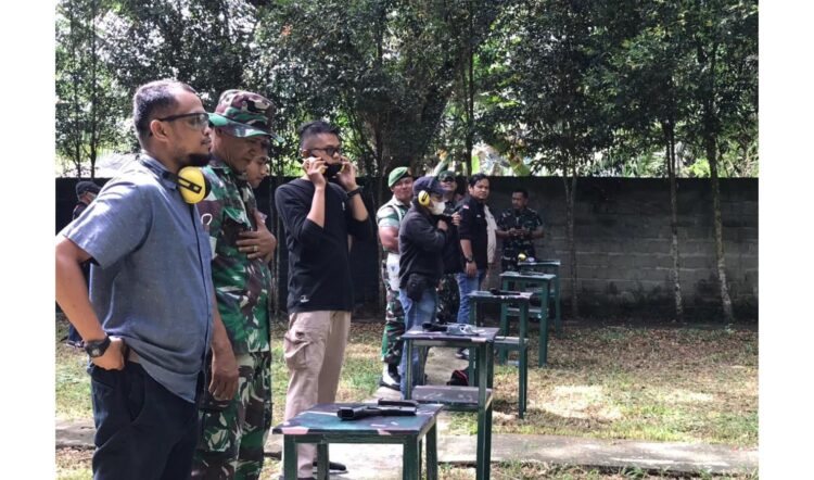 MENEMBAK— Sejumlah wartawan di wilayah kerja Kodim 0310/SS, Sawahlunto, Sijunjung dan Dharmasraya ikuti latihan menembak di Kodim.