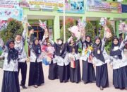 Momentum Hari Guru di Kota Bukittinggi, Siswa Hadiahi Guru Bunga