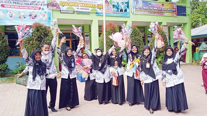 HADIAH BUNGA--Momentum Hari Guru  Nasional (HGN), siswa memberikan hadiah bunga kepada guru mereka.