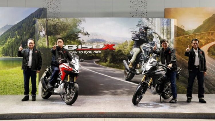 Jajaran Board of Director PT Astra Honda Motor bersama New CB150X yang dirilis dengan harga Rp 32,95jt. (Kiri-Kanan): Marketing Director AHM – Thomas Wijaya, President Director AHM – Keiichi Yasuda, Executive Vice President Director AHM – Johannes Loman dan Marketing Director AHM- Tetsuya Komine.