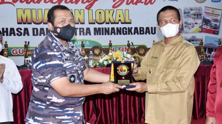 Museum Bahari Destinasi Wisata 1 SERAHKAN CENDERA MATA— Wako Genius serahkan cendera mata kepada Danlatamal II.