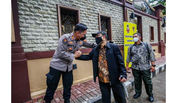 Bertambah, 12 Eks Pegawai KPK Tolak jadi ASN Polri 1 IKUT ASESMEN— Mantan penyidik KPK Novel (tengah) Baswedan menyapa seorang anggota kepolisian usai mengikuti uji kompetensi atau asesmen di Gedung Transnational Crime Center (TNCC) Mabes Polri, Jakarta, Selasa (7/12).
