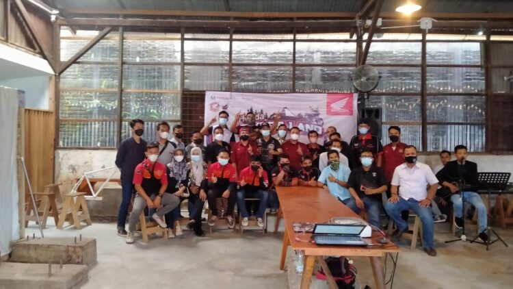 NONTON BARENG-Suasana gathering dan nonton bareng HBL yang diselenggarakan PT Menara Agung bersama puluhan bikers Honda di Padang.