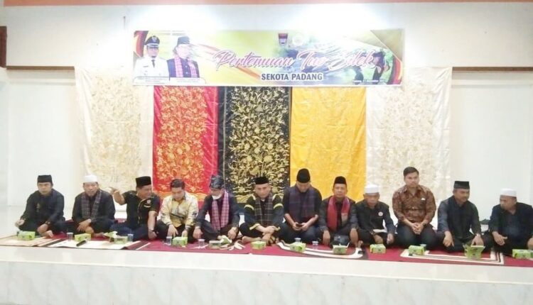 PERTEMUAN— Guna meningkatkan silaturahmi IPSI Kota Padang gelar pertemuan dengan tuo tuo silek di gedung Serba Guna Belimbing, Kuranji.