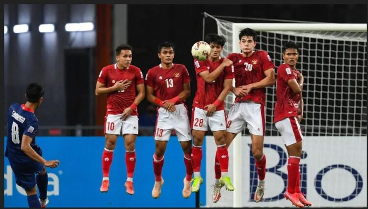 TENDANGAN BEBAS— Timnas Indonesia saat menghadapi tendangan bebas dari pemain Singapura Sahdan Sulaiman di ajang Piala AFF 2020.