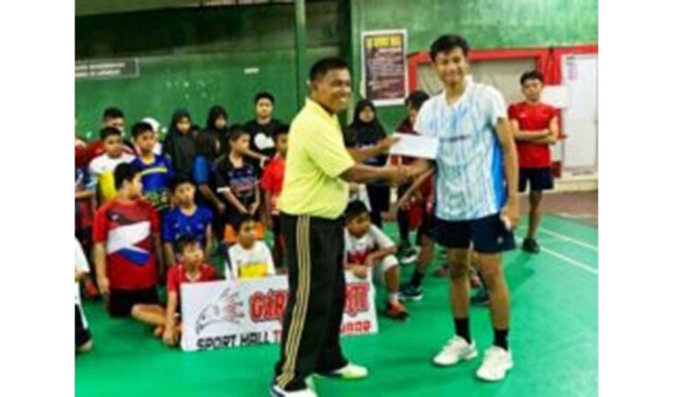 BERSALAMAN— Owner PB Garuda Sakti Telkom Sumbar Padang Baru Kota Padang Effendi bersalaman dengan pebulutangkis pelatnas Putri Syaikah Ulima Hidayat.