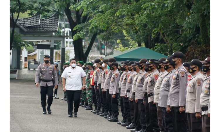 Wabup Pimpin Apel Kesiapan PAM Pilwana Serentak 2021 1 Dalam rangka pengamanan tahapan pemilihan Wali Nagari (Pilwana) di Kabupaten Tanah Datar, Pemkab Tanah Datar melaksanakan apel gelar pasukan kesiapan PAM pilwana serentak 2021, Rabu (15/12) di halaman depan Istano Basa Pagaruyung.