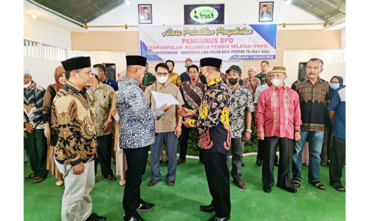 PENGUKUHAN--Ketua DPW PKPS S Budi Syukur mengukuhkan pengurus DPD PKPS Limapuluh Kota