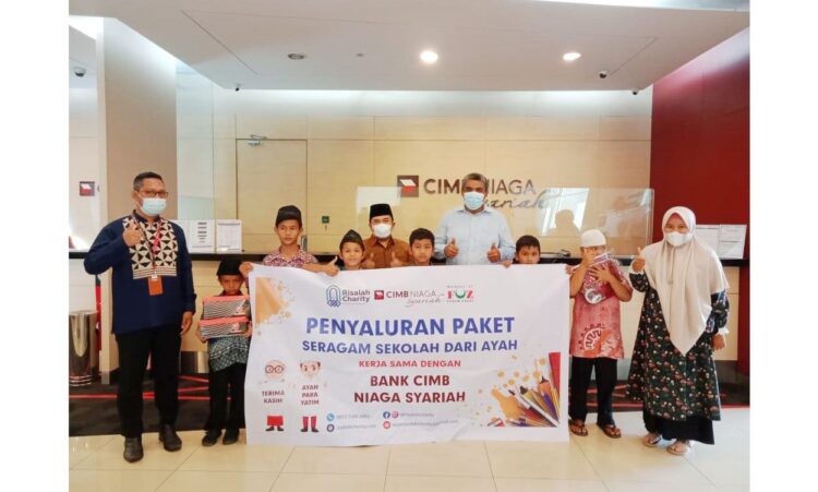 CSR-Pimpinan CIMB Niaga Syariah Sumbar, Edwin menyerahkan bantuan paket sekolah untuk anak yatim binaan Risalah Charity  secara simbolis untuk 50 orang.