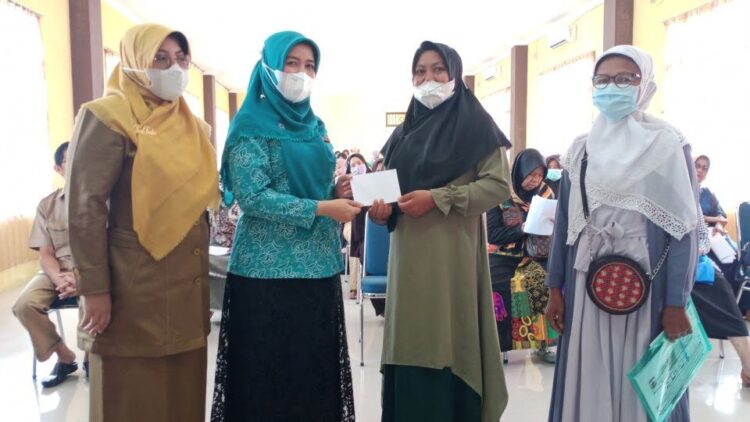 SERAHKAN INTENSIF— Ketua TP PKK Kota Pariaman Ny. Lucyanel Genius serahkan intensif.