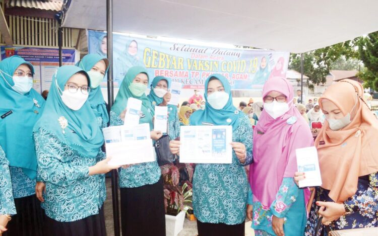 SOSIALISASIKAN— Tim Penggerak PKK Kecamatan Baso gencar melakukan imbauan program vaksinasi melalui leaflet yang dibagikan kepada warga.